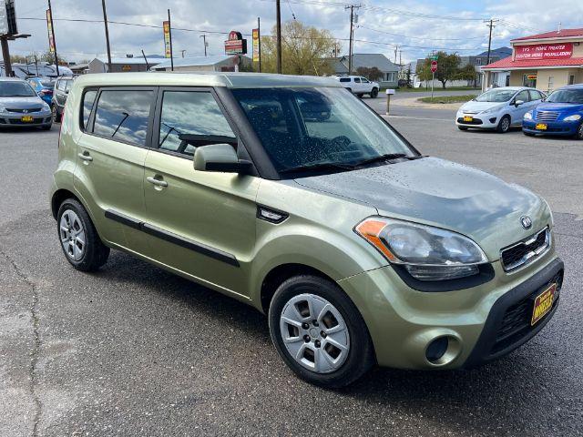 2013 Kia Soul Base (KNDJT2A57D7) with an 1.6L L4 DOHC 16V engine, Automatic transmission, located at 1821 N Montana Ave., Helena, MT, 59601, 46.603447, -112.022781 - Photo #2