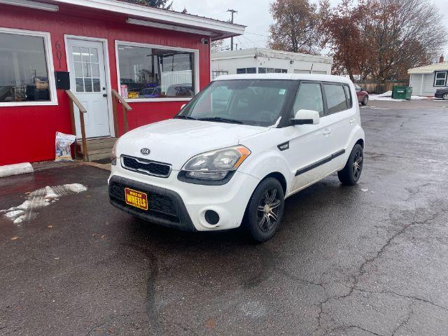 2012 Kia Soul Base (KNDJT2A58C7) with an 1.6L L4 DOHC 16V engine, 5-Speed Manual transmission, located at 601 E. Idaho St., Kalispell, MT, 59901, 0.000000, 0.000000 - Photo #0