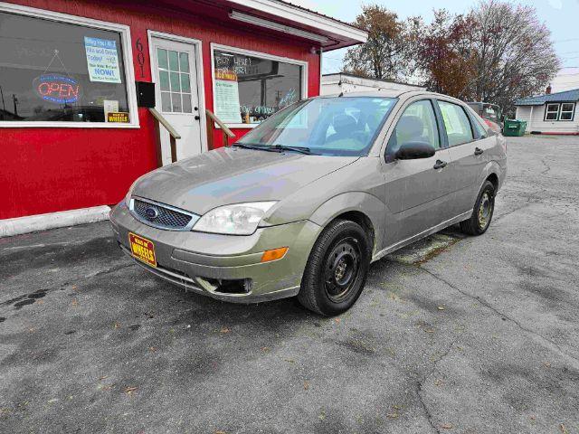 2005 Arizona Beige Metall Ford Focus ZX4 SE (1FAFP34N75W) with an 2.0L L4 DOHC 16V engine, located at 601 E. Idaho St., Kalispell, MT, 59901, 48.203983, -114.308662 - Photo #0