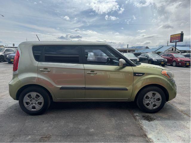 2013 Kia Soul Base (KNDJT2A51D7) with an 1.6L L4 DOHC 16V engine, 5-Speed Manual transmission, located at 601 E. Idaho St., Kalispell, MT, 59901, (406) 300-4664, 0.000000, 0.000000 - Photo #5