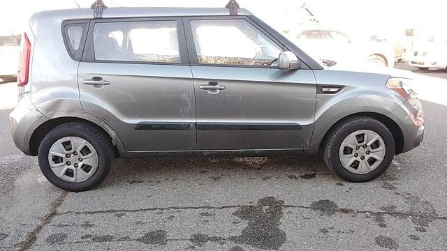 2013 Kia Soul Base (KNDJT2A59D7) with an 1.6L L4 DOHC 16V engine, 5-Speed Manual transmission, located at 1821 N Montana Ave., Helena, MT, 59601, 46.603447, -112.022781 - Photo #3