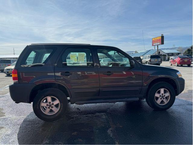 2007 Tungsten Grey Metallic Ford Escape XLS 4WD (1FMCU92Z87K) with an 2.3L L4 DOHC 16V engine, 4-Speed Automatic transmission, located at 601 E. Idaho St., Kalispell, MT, 59901, 48.203983, -114.308662 - Photo #3
