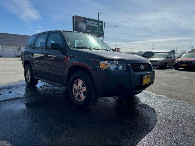 2007 Tungsten Grey Metallic Ford Escape XLS 4WD (1FMCU92Z87K) with an 2.3L L4 DOHC 16V engine, 4-Speed Automatic transmission, located at 601 E. Idaho St., Kalispell, MT, 59901, 48.203983, -114.308662 - Photo #4