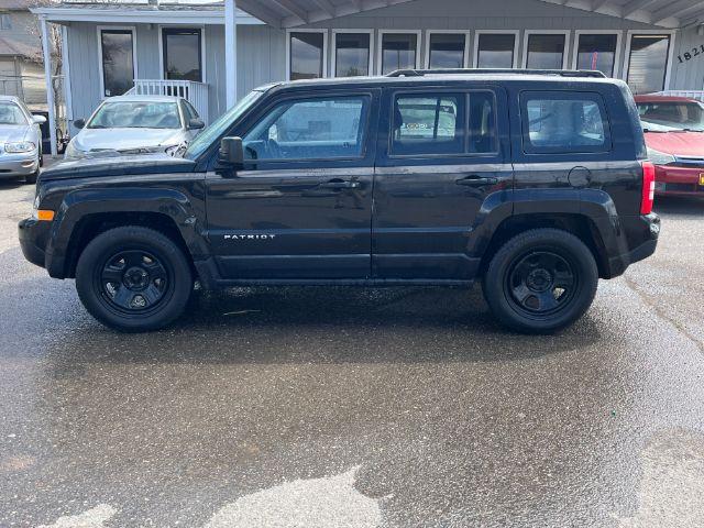 2016 Jeep Patriot Sport 2WD (1C4NJPAB7GD) with an 2.4L L4 DOHC 16V engine, located at 1821 N Montana Ave., Helena, MT, 59601, 46.603447, -112.022781 - Photo #5